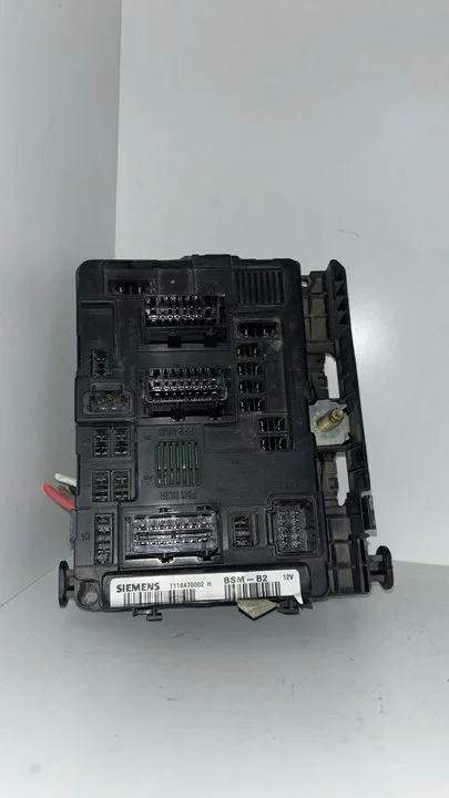 Foto de CAJA RELES / FUSIBLES CITROEN BERLINGO referencia 9643498980