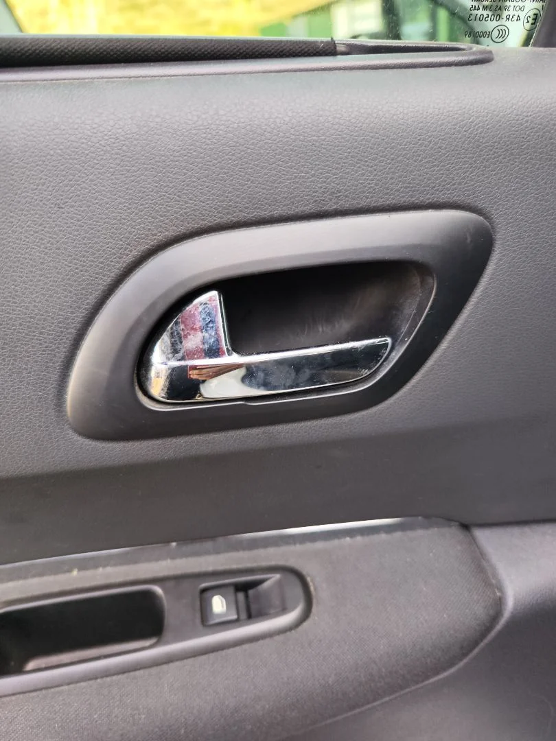 Foto de MANETA INTERIOR TRASERA IZQUIERDA PEUGEOT 3008 1.6 Blue-HDI FAP (120 CV / 88 KW)
