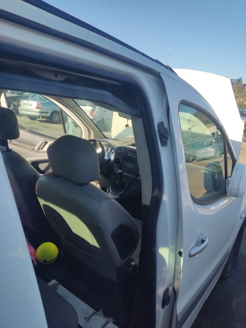 Foto de GOMAS CONTORNO PUERTA PEUGEOT PARTNER TEPEE 1.6 16V HDi CAT (9HT / DV6BTED4) (75 CV / 55 KW)