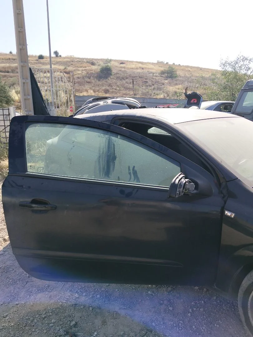 Foto de PUERTA DELANTERA DERECHA OPEL ASTRA H GTC 1.9 CDTI (120 CV / 88 KW)