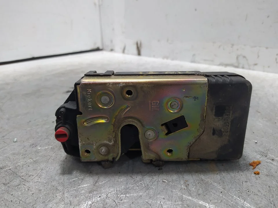 Foto de CERRADURA PUERTA TRASERA IZQUIERDA OPEL ZAFIRA A 1.8 16V CAT (116 CV / 85 KW) referencia 93561157