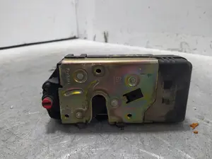Foto de CERRADURA PUERTA TRASERA IZQUIERDA OPEL ZAFIRA A 1.8 16V CAT (116 CV / 85 KW) referencia 93561157