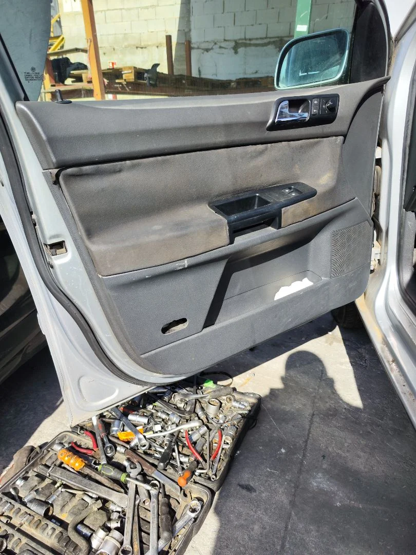 Foto de GUARNECIDO PUERTA DELANTERA IZQUIERDA VOLKSWAGEN POLO IV (9N1) 1.4 16V (75 CV / 55 KW) referencia 6Q4867011HEFKZ