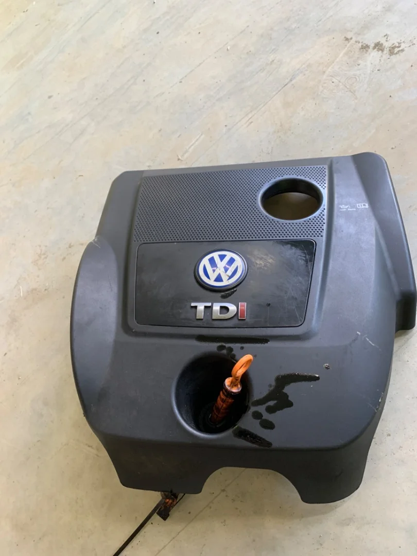 Foto de TAPA MOTOR VOLKSWAGEN GOLF IV BERLINA (1J1)(10.1997) 1.9 TDI (101 CV / 74 KW)