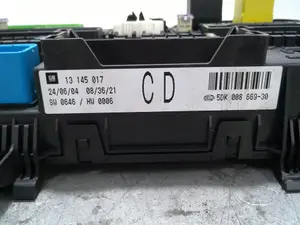 Foto de CAJA RELES / FUSIBLES OPEL ASTRA H BERLINA 1.6 16V (105 CV / 77 KW) referencia 13145017 foto 3