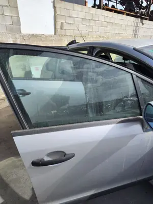 Foto de LUNA DELANTERA DERECHA CITROEN C4 BERLINA 1.6 16V HDi (90 CV / 66 KW)