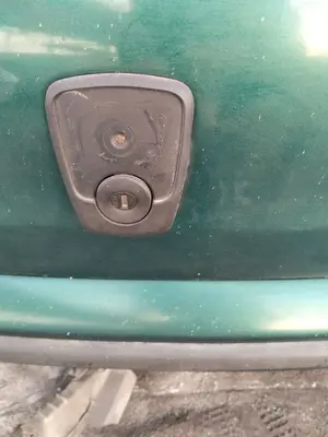 Foto de CERRADURA MALETERO / PORTON PEUGEOT 106 (S2) 1.1  (60 CV / 44 KW)