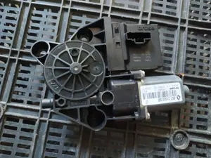Foto de MOTOR ELEVALUNAS DELANTERO IZQUIERDO RENAULT MEGANE III BERLINA 5P referencia 0130822479 foto 2