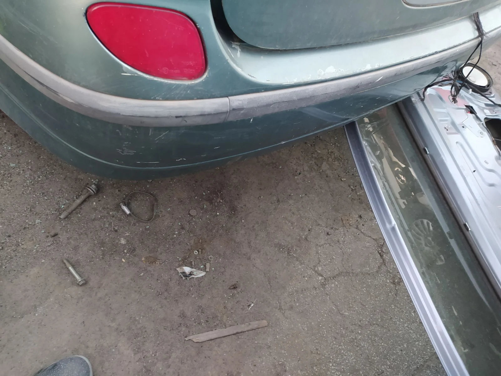 Foto de TUBO ESCAPE TRASERO NISSAN ALMERA TINO (V10M) 1.8 16V CAT (114 CV / 84 KW)