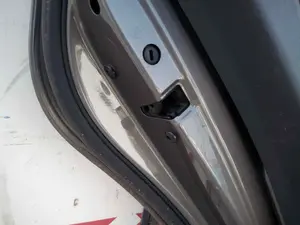 Foto de CERRADURA PUERTA TRASERA IZQUIERDA VOLKSWAGEN TOURAN (1T2) 1.9 TDI (105 CV / 77 KW)