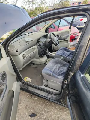 Foto de GOMAS CONTORNO PUERTA RENAULT SCENIC I (JA...) 1.4 CAT (95 CV / 70 KW)