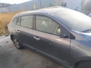 Foto de PUERTA TRASERA DERECHA RENAULT MEGANE III SPORT TOURER 1.9 dCi Diesel (131 CV / 96 KW) referencia 821004555R