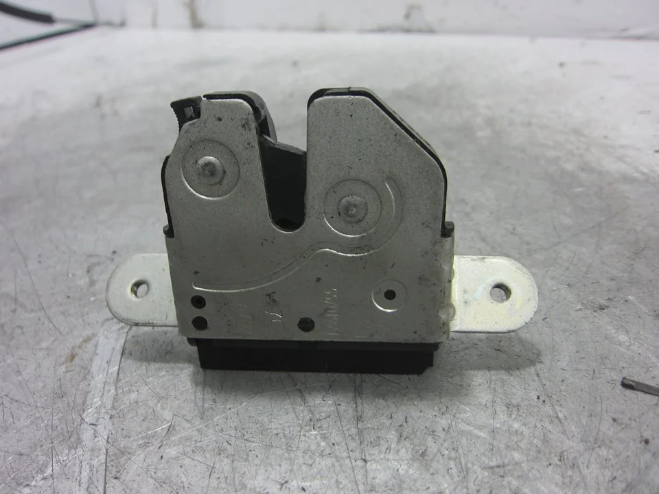 Foto de CERRADURA MALETERO / PORTON OPEL CORSA D 1.2 16V CAT (Z 12 XEP / LB4) (80 CV / 59 KW) referencia 55701971