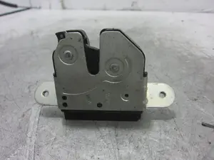 Foto de CERRADURA MALETERO / PORTON OPEL CORSA D 1.2 16V CAT (Z 12 XEP / LB4) (80 CV / 59 KW) referencia 55701971