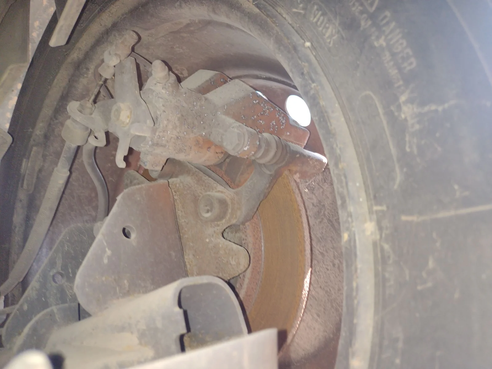 Foto de PINZA DE FRENO TRASERA DERECHA RENAULT MEGANE III BERLINA 5P 1.5 dCi Diesel CAT (86 CV / 63 KW) referencia 440018805R