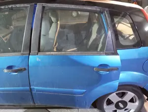 Foto de PUERTA TRASERA IZQUIERDA FORD FIESTA (CBK) 1.4 16V CAT (80 CV / 59 KW) referencia 1692526 foto 2