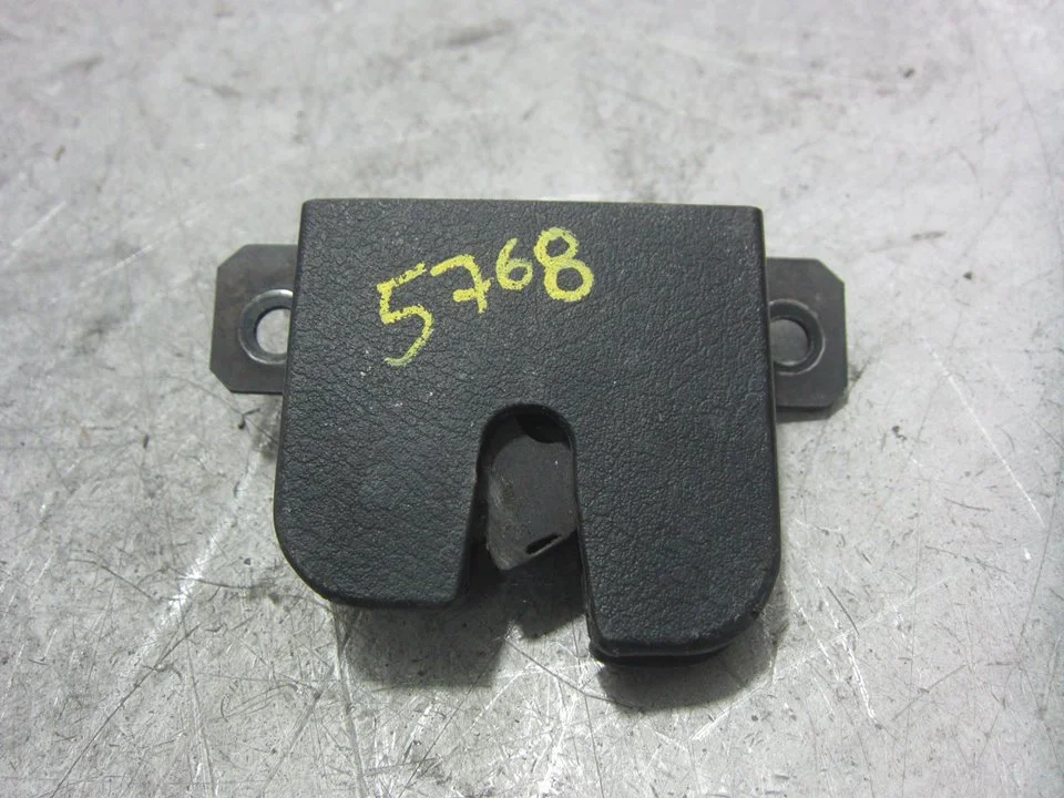Foto de CERRADURA MALETERO / PORTON VOLKSWAGEN PASSAT BERLINA (3B3) 1.9 TDI (131 CV / 96 KW) referencia 3B9827505