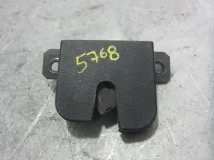 Foto de CERRADURA MALETERO / PORTON VOLKSWAGEN PASSAT BERLINA (3B3) 1.9 TDI (131 CV / 96 KW) referencia 3B9827505