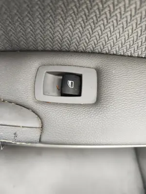Foto de MANDO ELEVALUNAS TRASERO DERECHO BMW SERIE 3 BERLINA (E90) 2.0 Turbodiesel CAT (143 CV / 105 KW)