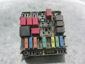Foto de CAJA RELES / FUSIBLES CITROEN NEMO 1.4 HDi (68 CV / 50 KW) referencia 51781452
