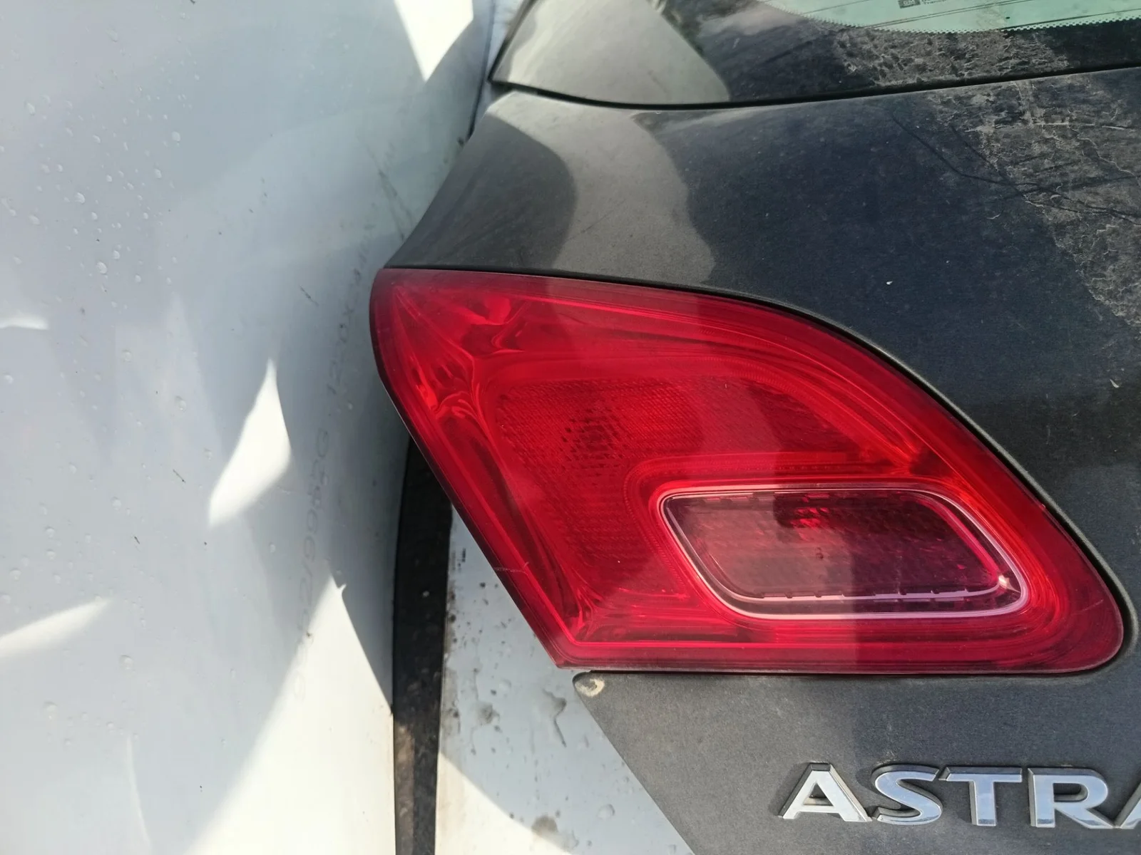 Foto de PILOTO TRASERO IZQUIERDO INTERIOR OPEL ASTRA J BERLINA 5P 1.7 16V CDTI (110 CV / 81 KW)