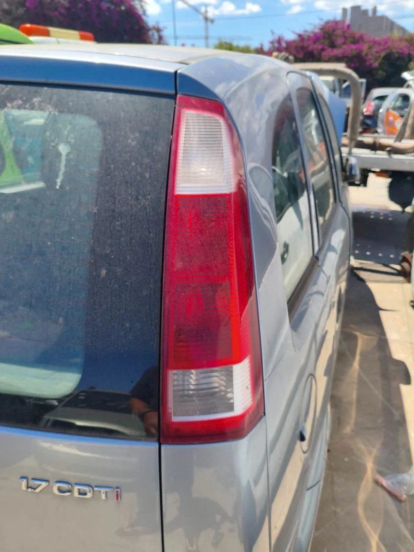 Foto de PILOTO TRASERO DERECHO OPEL MERIVA 1.7 16V DTI CAT (Y 17 DT / LR6) (75 CV / 55 KW) referencia 93184712