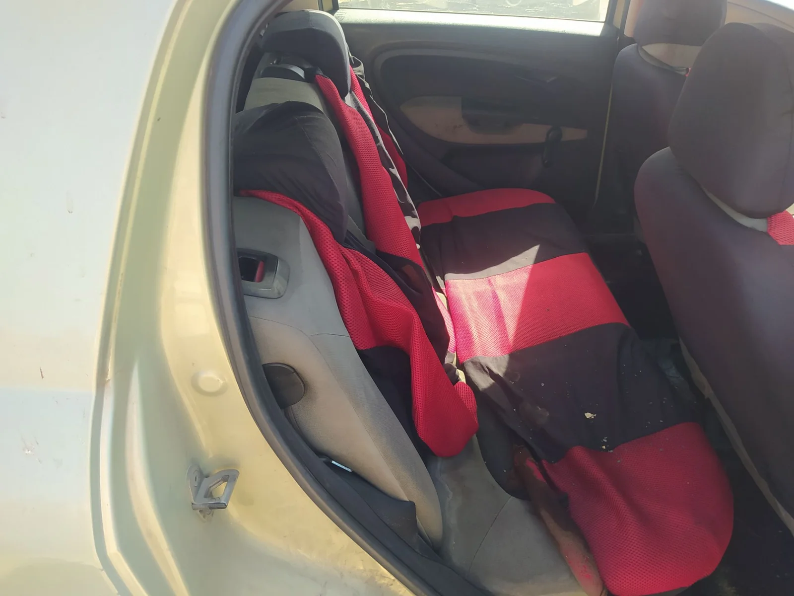 Foto de ENGANCHE CINTURON TRASERO DERECHO FIAT GRANDE PUNTO (199) 1.3 16V JTD CAT (75 CV / 55 KW)