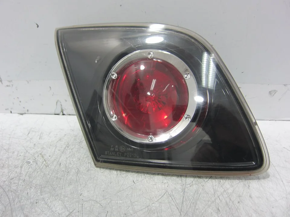 Foto de PILOTO TRASERO IZQUIERDO INTERIOR MAZDA 3 BERLINA (BK) 1.6 CD Diesel CAT (109 CV / 80 KW) referencia P2913L