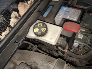 Foto de DEPOSITO LIQUIDO DE FRENOS PEUGEOT 308