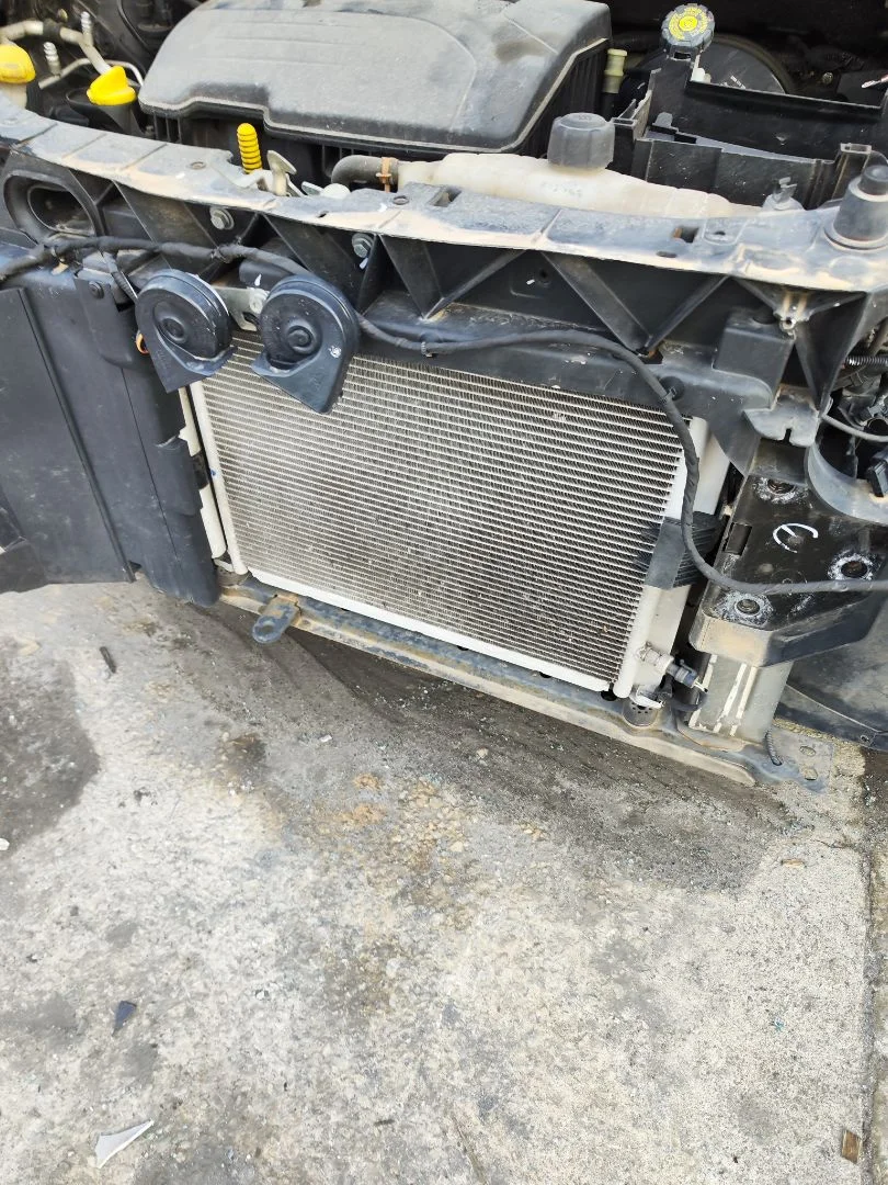 Foto de CONDENSADOR / RADIADOR AIRE ACONDICIONADO RENAULT CLIO III 1.2 16V (75 CV / 55 KW)