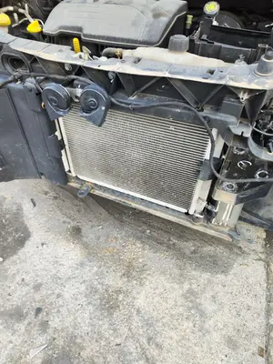 Foto de CONDENSADOR / RADIADOR  AIRE ACONDICIONADO RENAULT CLIO III 1.2 16V (75 CV / 55 KW)
