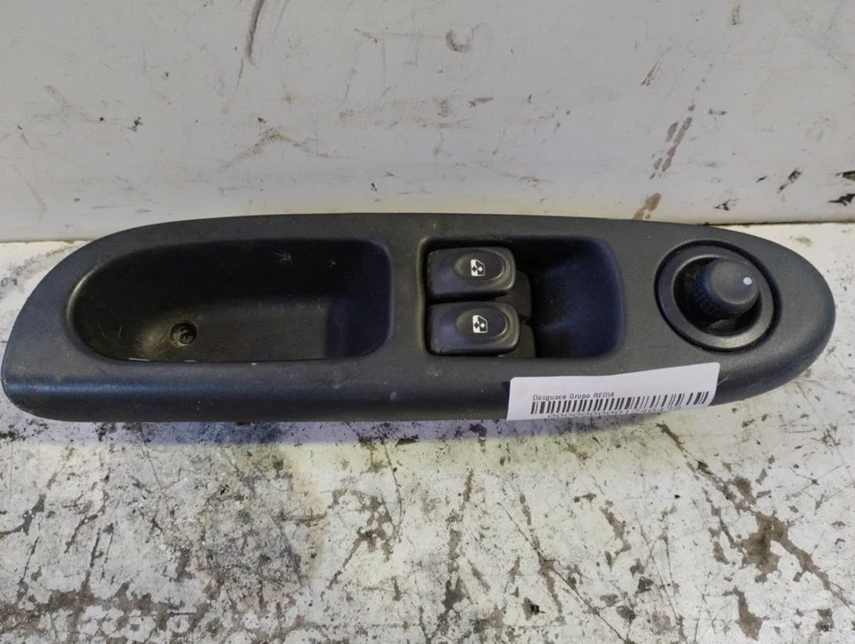 Foto de MANDO ELEVALUNAS DELANTERO IZQUIERDO RENAULT CLIO II FASE I (B/CB0) referencia 7700411271