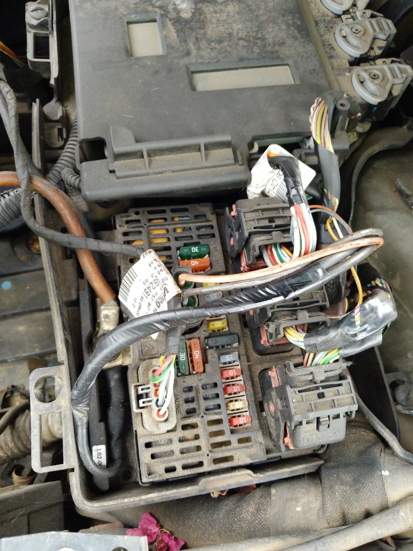 Foto de CAJA RELES / FUSIBLES PEUGEOT 407 2.0 16V HDi FAP CAT (RHR / DW10BTED4) (136 CV / 100 KW)