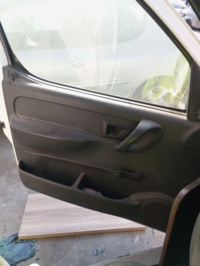 Foto de GUARNECIDO PUERTA DELANTERA IZQUIERDA CITROEN BERLINGO 1.9 Diesel (69 CV / 51 KW) referencia 9342X8