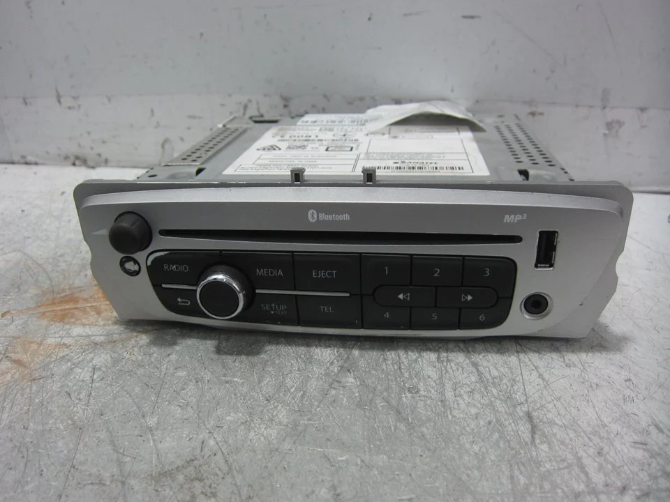 Foto de SISTEMA AUDIO / RADIO CD RENAULT MEGANE III BERLINA 5P 1.6 16V CAT (101 CV / 74 KW) referencia 281158023R