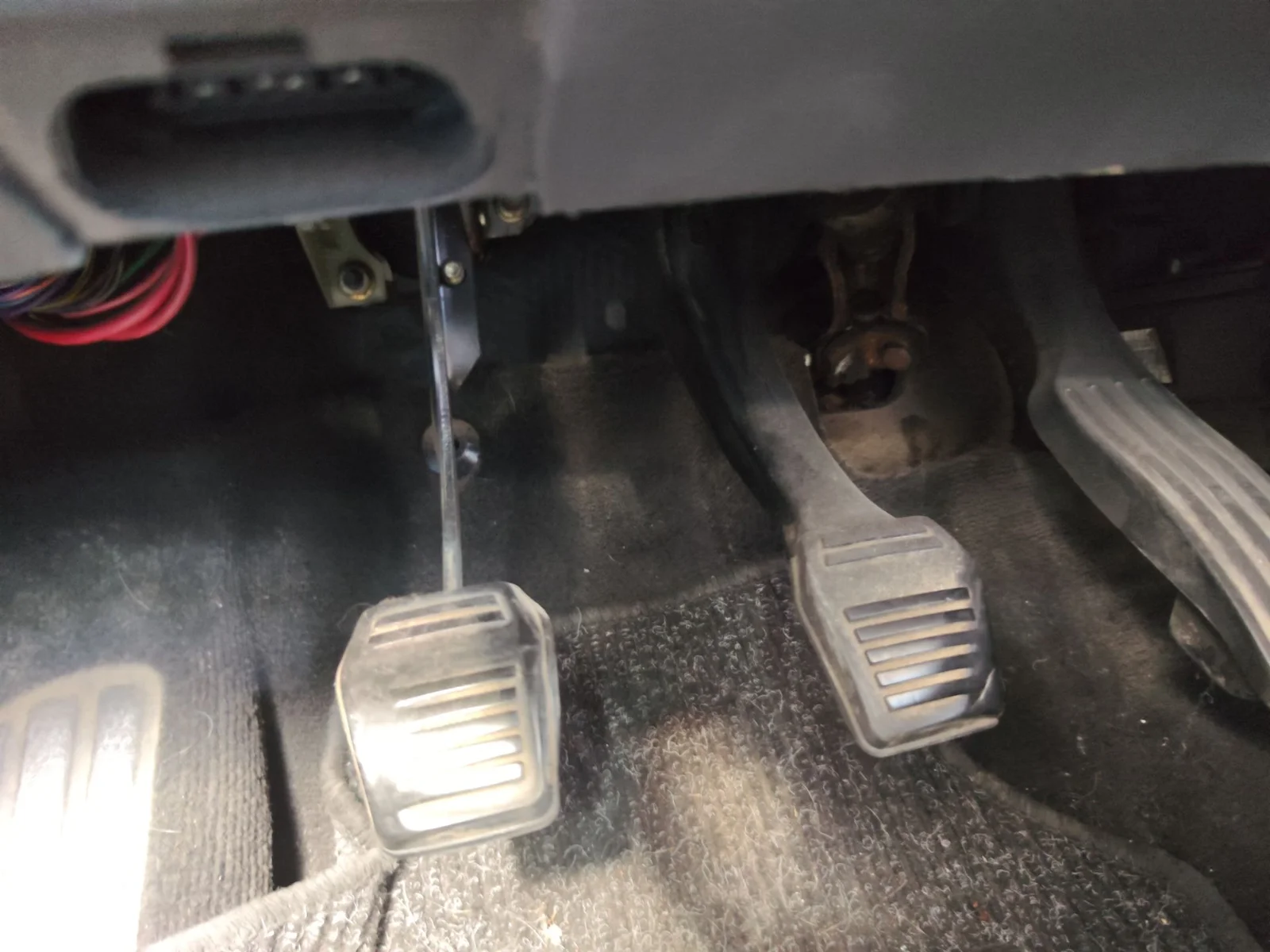 Foto de PEDAL EMBRAGUE FORD MONDEO BERLINA (GD) 1.8 Turbodiesel CAT (90 CV / 66 KW)