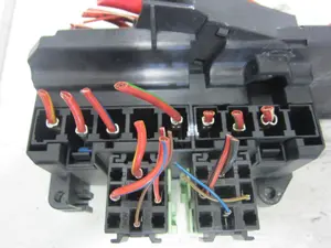 Foto de CAJA RELES / FUSIBLES BMW SERIE M6 COUPE (E63) 5.0 CAT (507 CV / 373 KW) referencia 6957330 foto 4