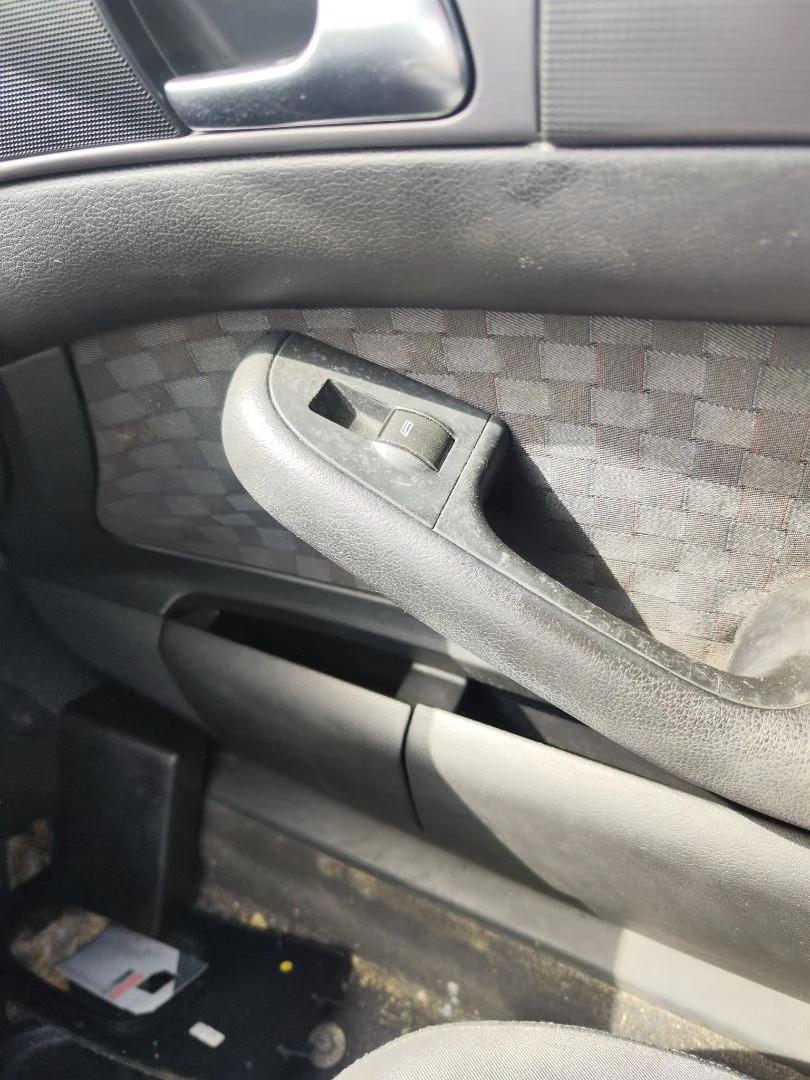 Foto de MANDO ELEVALUNAS DELANTERO DERECHO AUDI A6 BERLINA (4B2) 2.5 V6 24V TDI (180 CV / 132 KW)