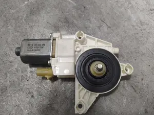 Foto de MOTOR ELEVALUNAS TRASERO DERECHO FIAT FREEMONT (345) 2.0 16V Multijet CAT (170 CV / 125 KW) referencia 964368101