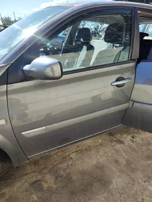 Foto de PUERTA DELANTERA IZQUIERDA RENAULT MEGANE II BERLINA 5P 1.5 dCi Diesel (101 CV / 74 KW) referencia 7751473728 foto 2