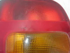 Foto de PILOTO TRASERO IZQUIERDO NISSAN MICRA (K11) 1.0 16V CAT (54 CV / 40 KW) referencia 265556F600 foto 9