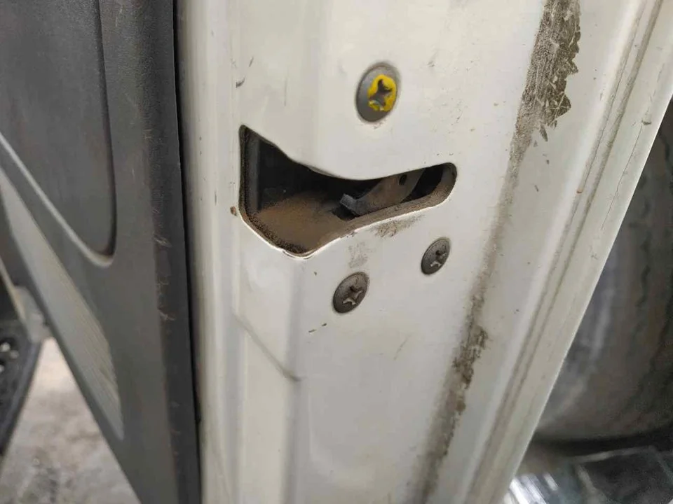 Foto de CERRADURA PUERTA DELANTERA DERECHA NISSAN CABSTAR E 3.0 Diesel (120 CV / 88 KW)