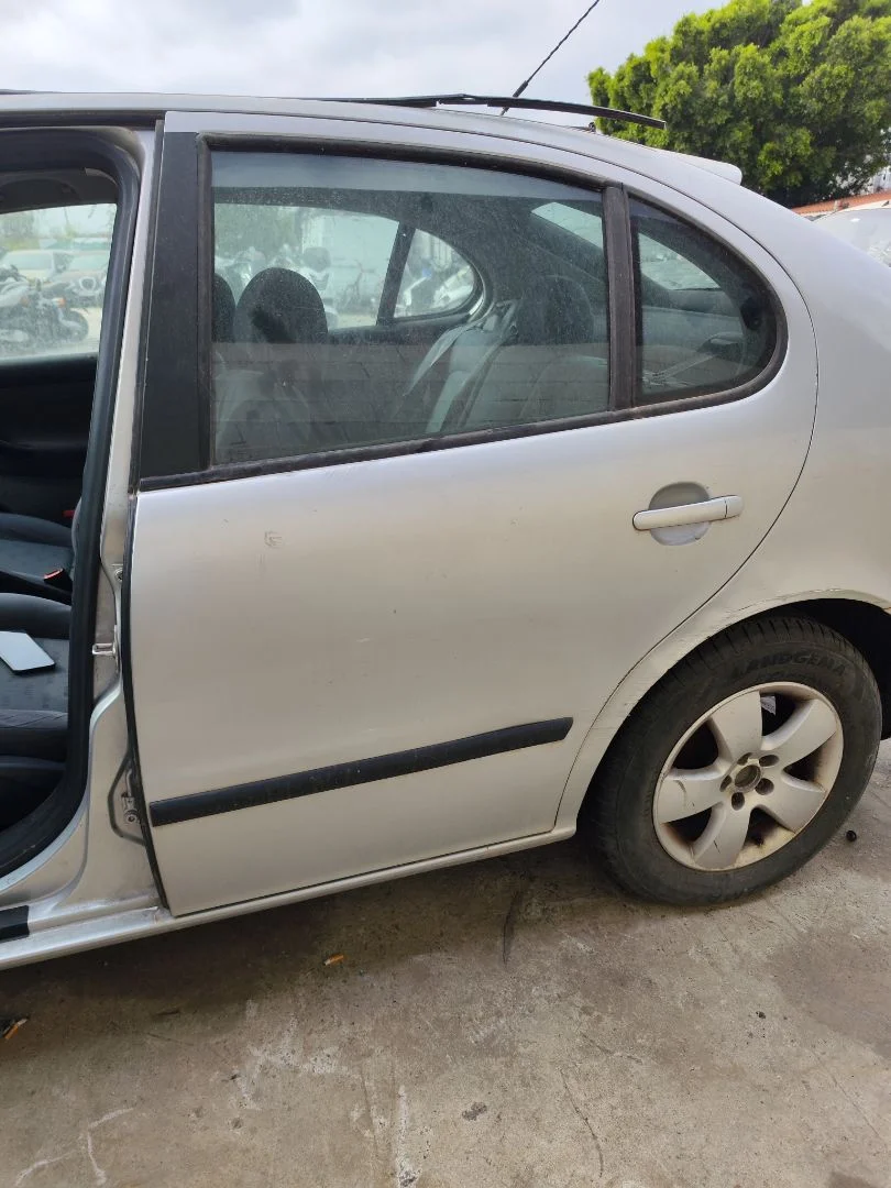 Foto de PUERTA TRASERA IZQUIERDA SEAT LEON (1M1) 1.6 (101 CV / 74 KW) referencia 1M0833055N
