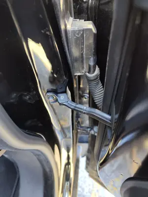 Foto de RETENEDOR PUERTA JAGUAR F-PACE 3.0 V6 Diesel CAT (301 CV / 221 KW) referencia HK8323552AB