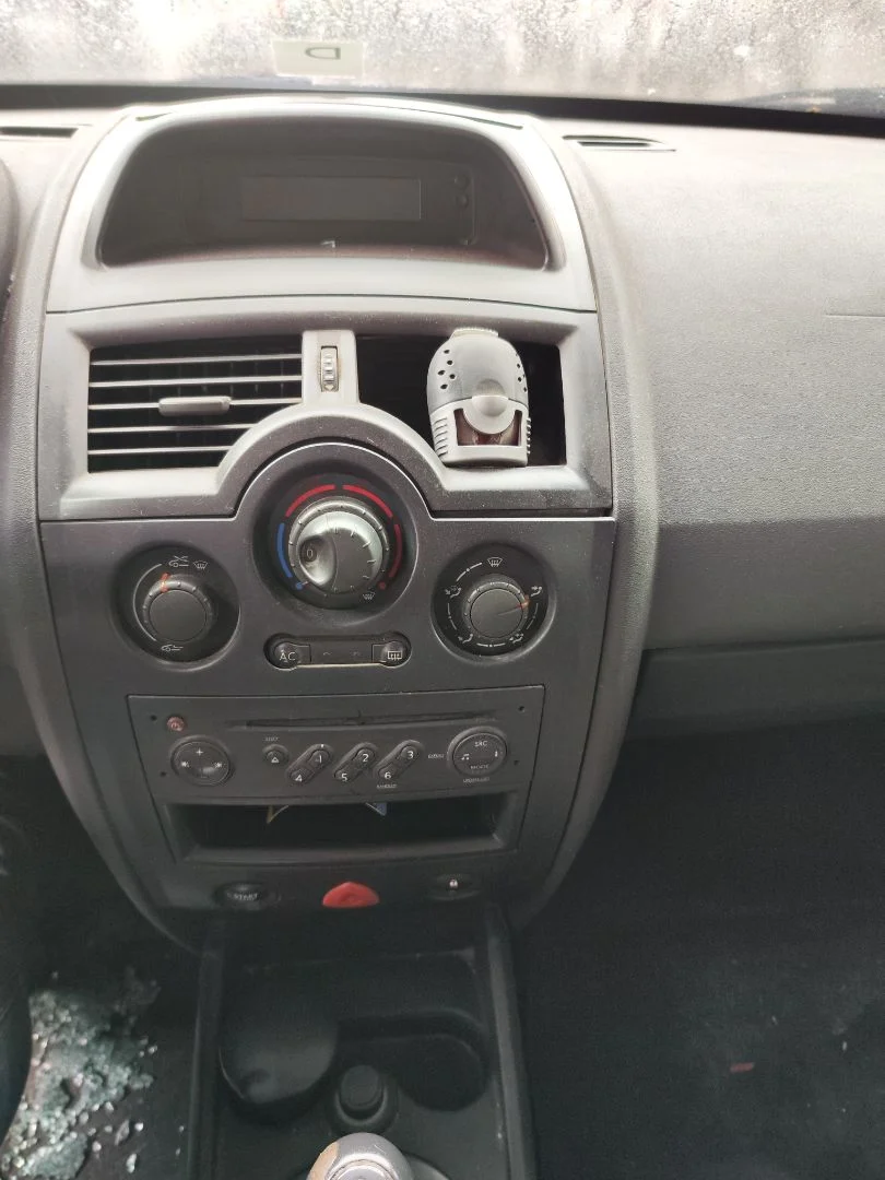 Foto de CONSOLA CENTRAL RENAULT MEGANE II GRANDTOUR 1.5 dCi Diesel CAT (86 CV / 63 KW)