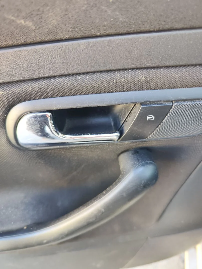 Foto de MANETA INTERIOR TRASERA IZQUIERDA SEAT CORDOBA BERLINA (6L2) 1.9 TDI (131 CV / 96 KW) referencia 6L4839113  4X4
