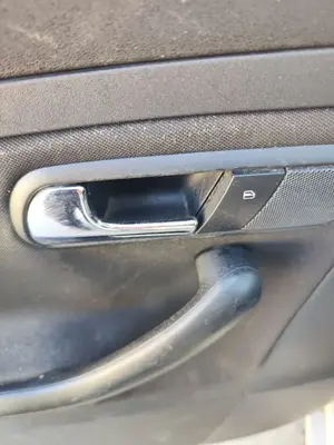 Foto de MANETA INTERIOR TRASERA IZQUIERDA SEAT CORDOBA BERLINA (6L2) 1.9 TDI (131 CV / 96 KW) referencia 6L4839113  4X4