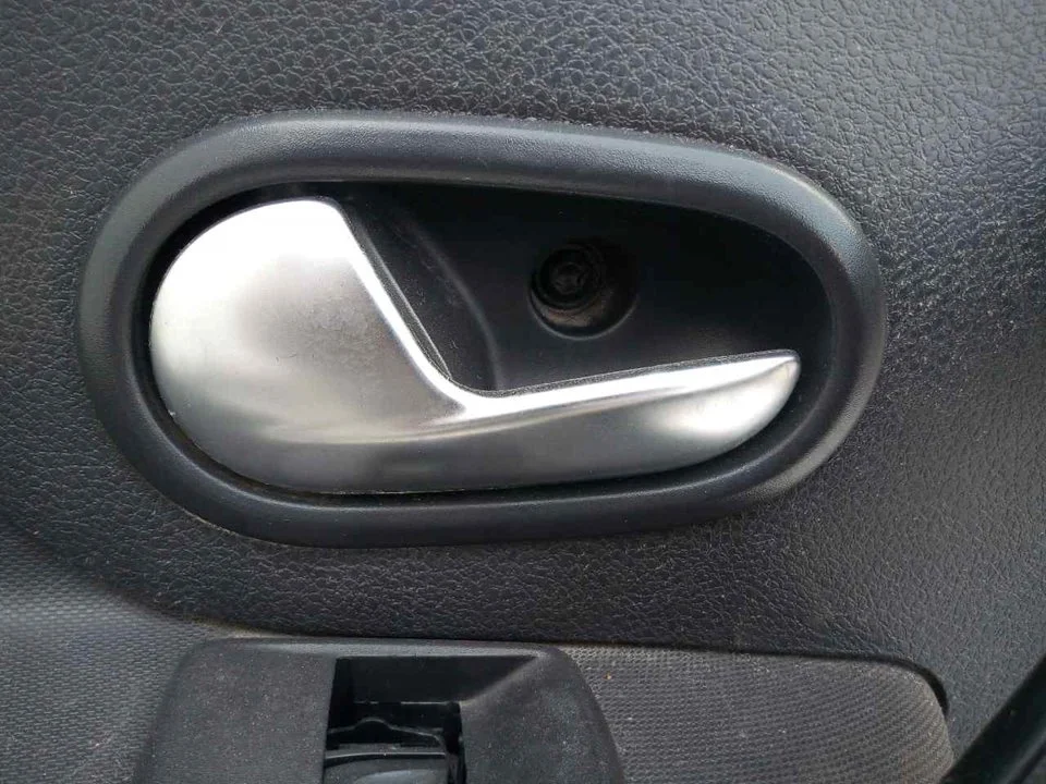 Foto de MANETA INTERIOR DELANTERA IZQUIERDA DACIA LOGAN II 1.5 dCi Diesel FAP CAT (90 CV / 66 KW) referencia 806718771R