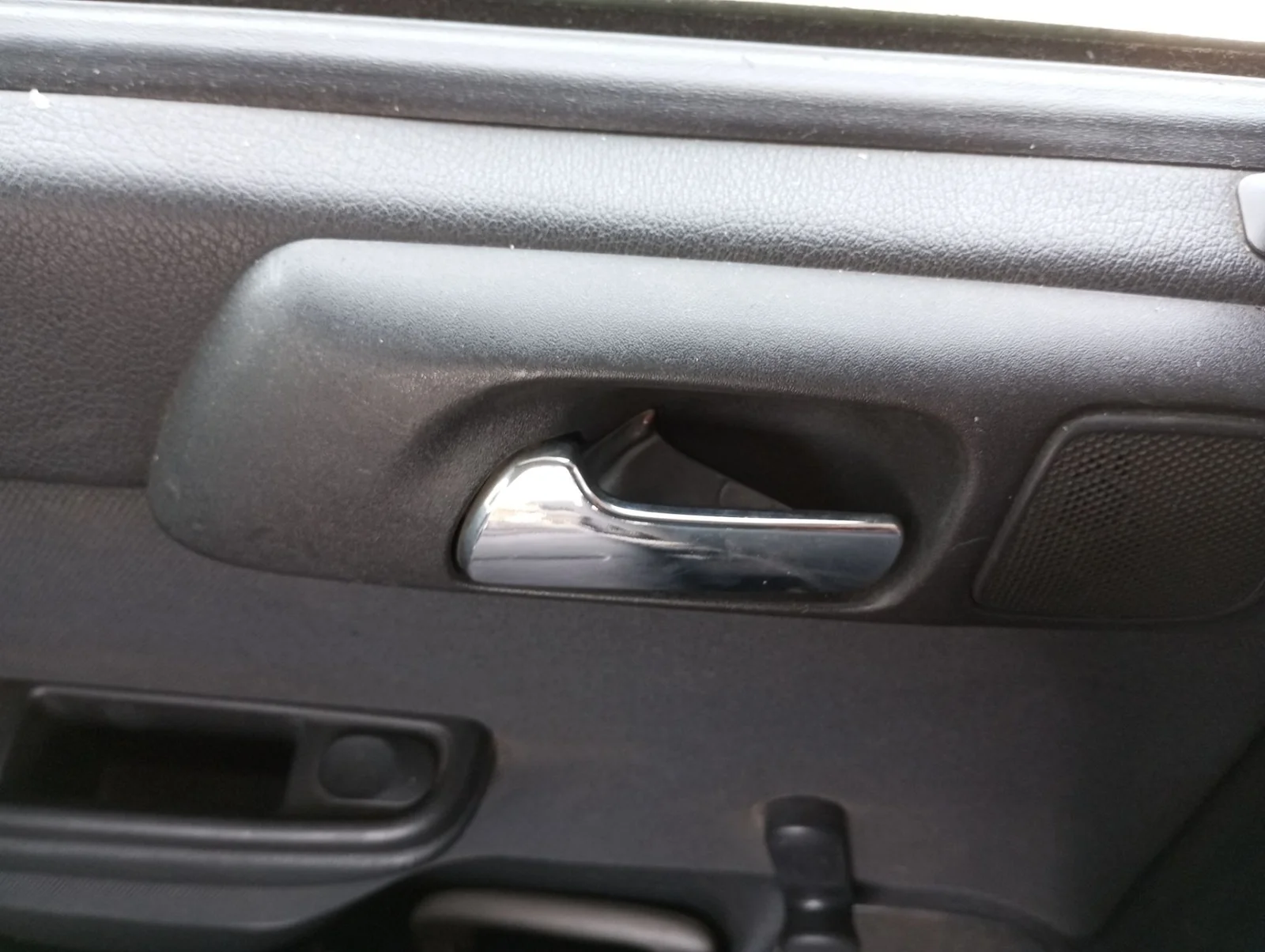 Foto de MANETA INTERIOR TRASERA IZQUIERDA OPEL ASTRA G BERLINA 1.6 CAT (Z 16 SE / L55) (84 CV / 62 KW) referencia 9101475