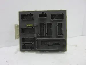 Foto de CAJA RELES / FUSIBLES FORD FOCUS BERLINA (CAK) 1.8 TDCi CAT (101 CV / 74 KW) referencia 518274204 foto 3